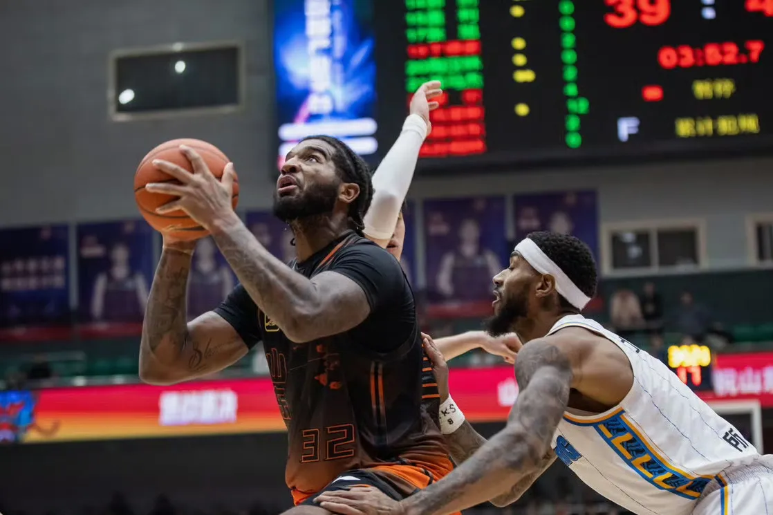 包含希腊男篮力克尼日利亚男篮，克莱三分雨点燃全场的词条