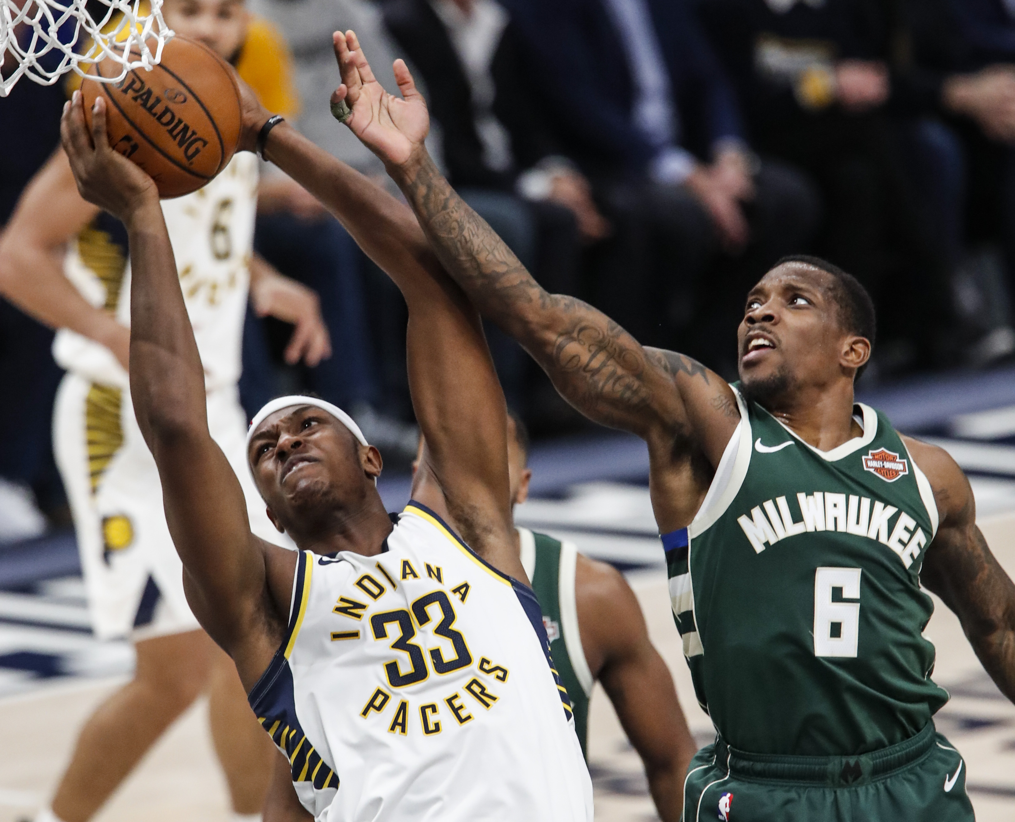 雄鹿主场大胜尼克斯，继续领跑东部