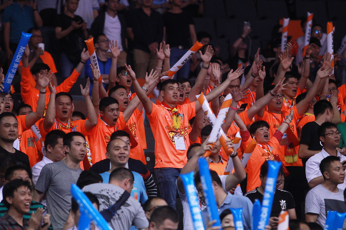 包含精彩足球对抗，球迷热情加油呐喊的词条