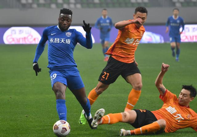 青岛队激烈抢分，锁定胜利