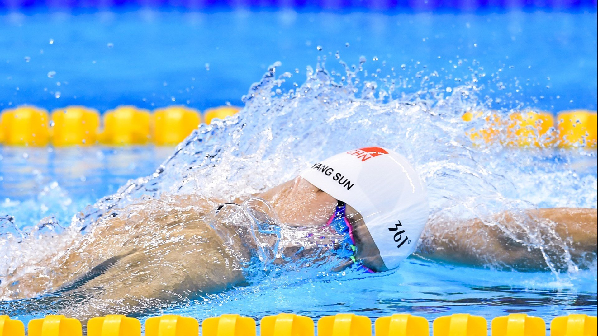 当体育奇迹在街头交汇，希腊末节神话与富安健洋的F1赛道接管